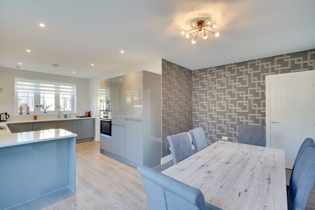 Property photo 3 of 28