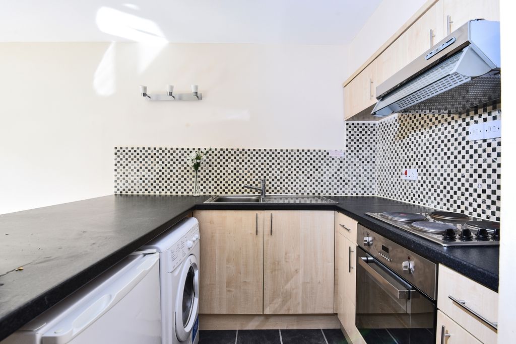 Property photo 2 of 6 Kitchen