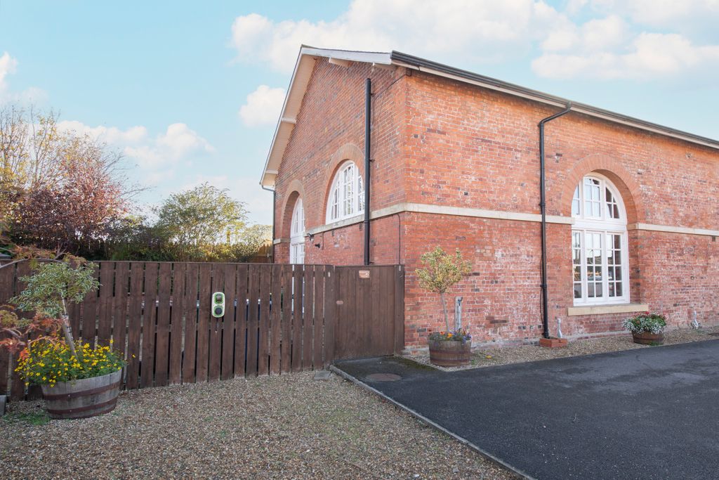 Property photo 2 of 31