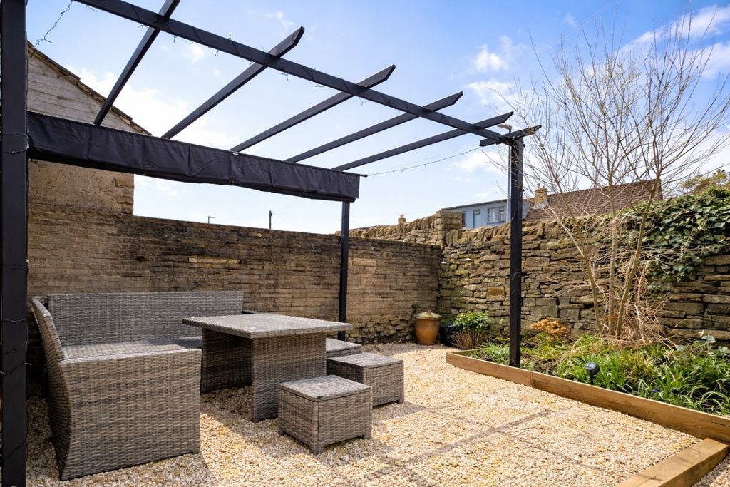 Property photo 2 of 18 The Park Ewemove Southowram