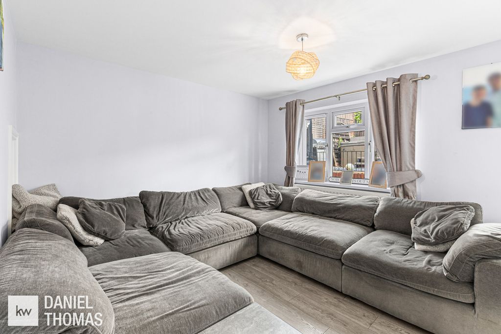 Property photo 3 of 32