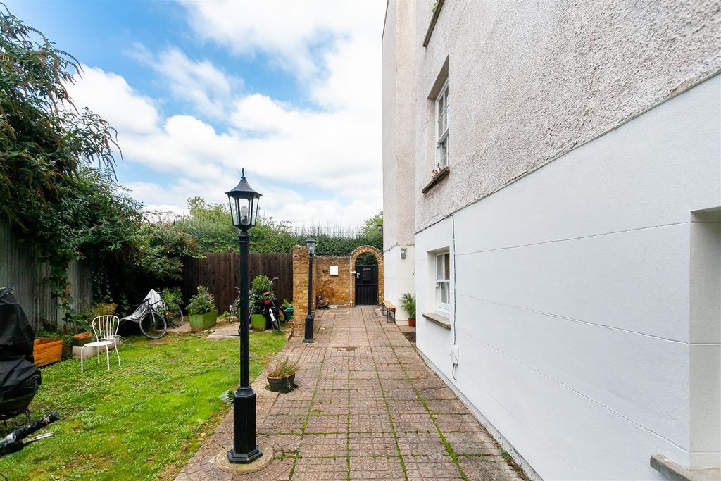 Property photo 3 of 11