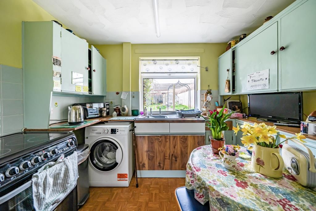 Property photo 3 of 18 Kitchen