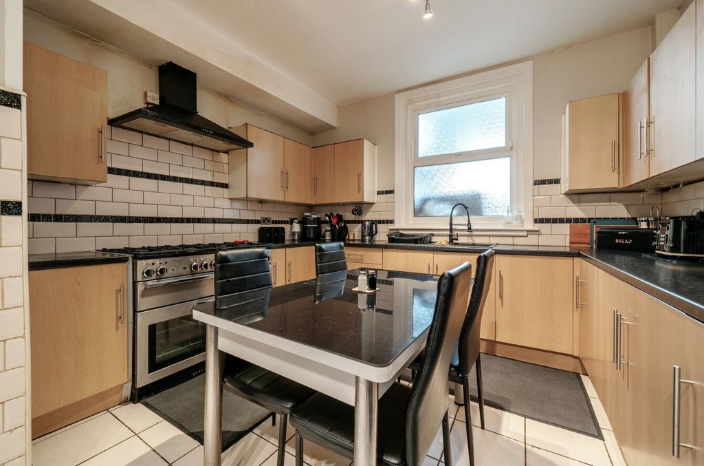 Property photo 2 of 11 1305282-22-684043...