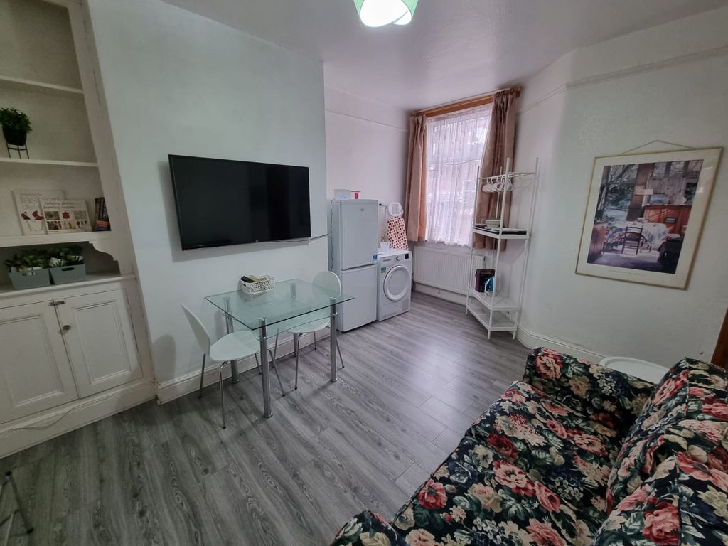 Property photo 1 of 8 Heald Place