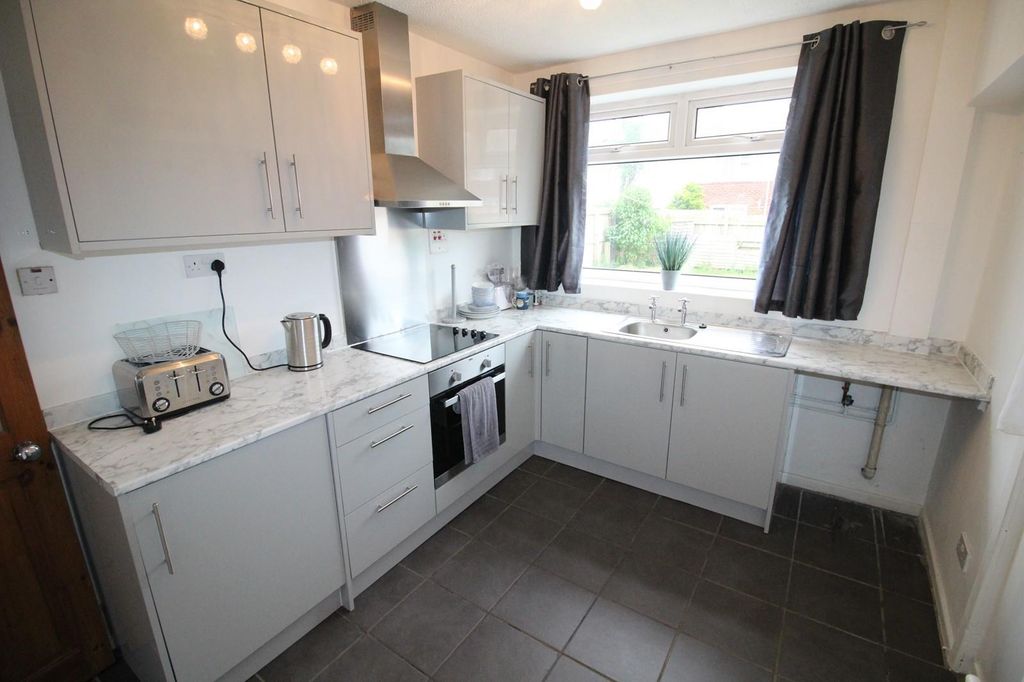 Property photo 2 of 10 Kitchen