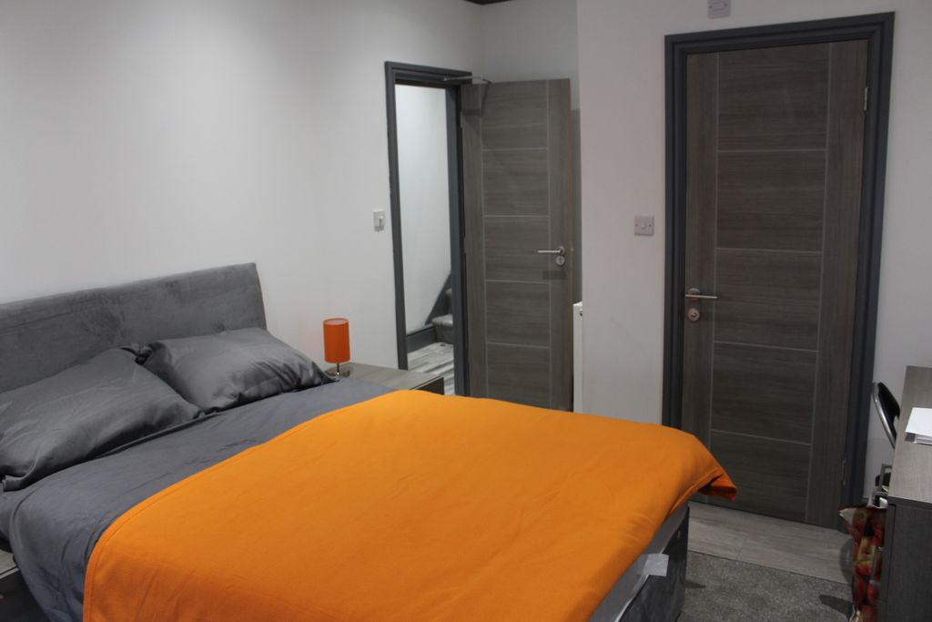 Property photo 2 of 12 Room 1 - Double Ensuite