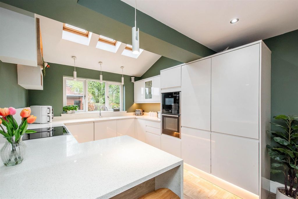 Property photo 3 of 30 Kitchen/Breakfast Room