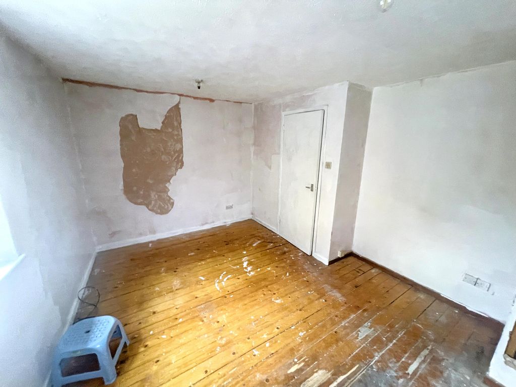 Property photo 3 of 8 20260520052756_20260519-Interior-1-86Sqrulozgdrz7Lzjpeg_Hipck.Jpg