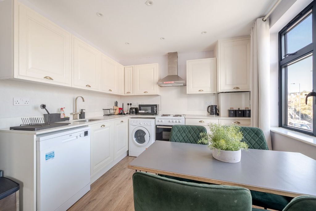 Property photo 3 of 9 Kitchen / Dinner