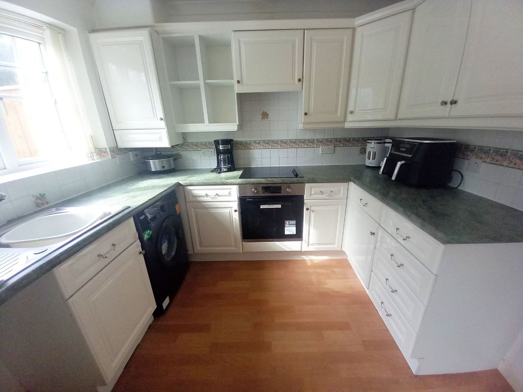 Property photo 3 of 9 Kitchen