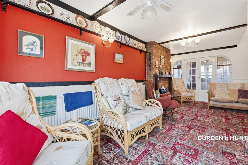 Property photo 2 of 22 Shortcroft