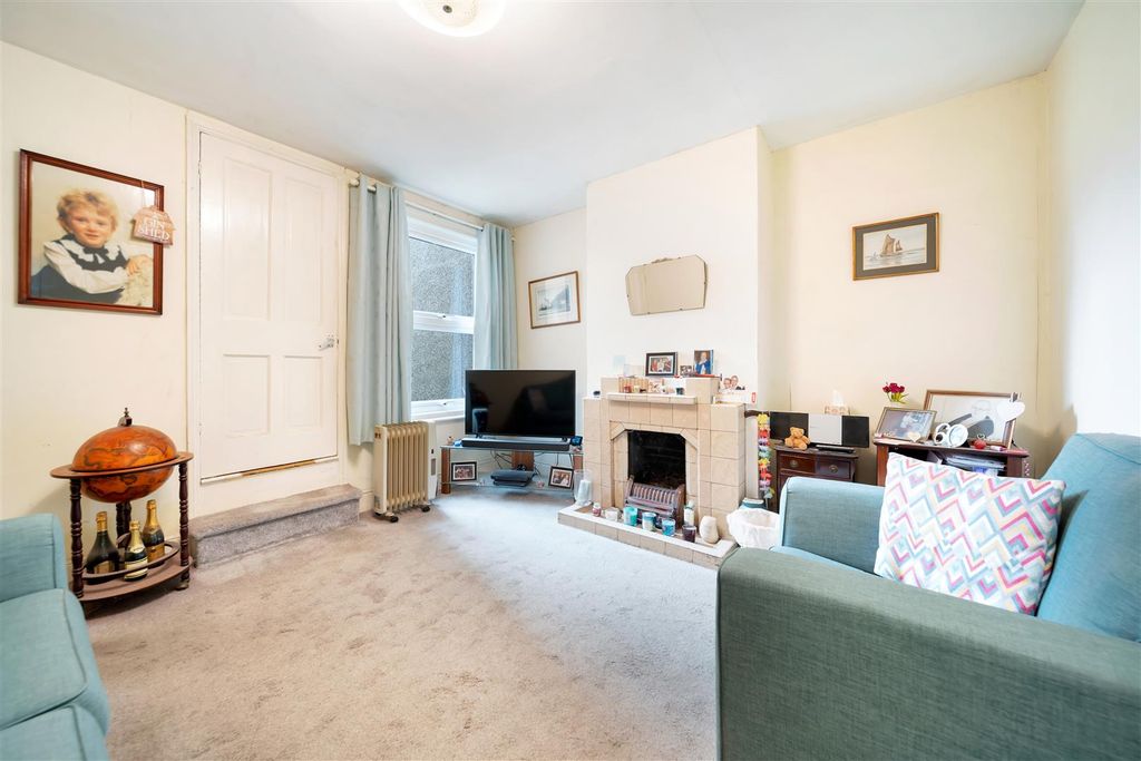 Property photo 2 of 9 Salisbury Rd-8.Jpg