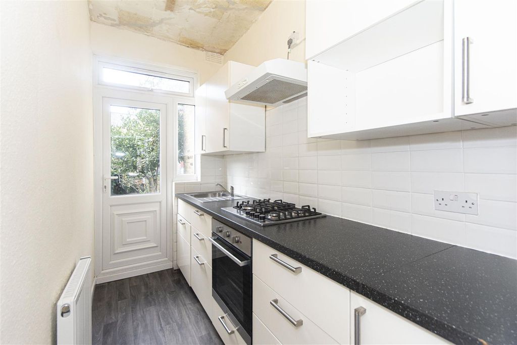 Property photo 2 of 12 Gassiot Road Sw17 (9).Jpg