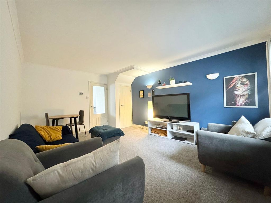 Property photo 3 of 10 Living-Room