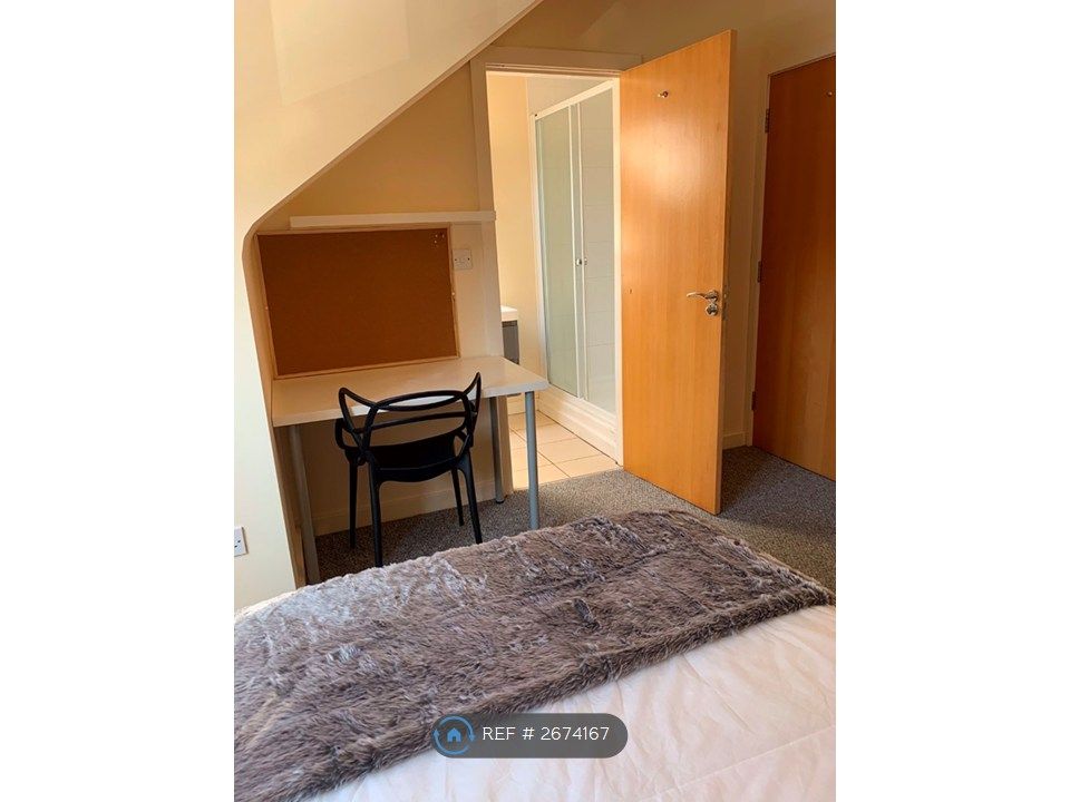 Property photo 1 of 13 Bed 2 With Ensuite