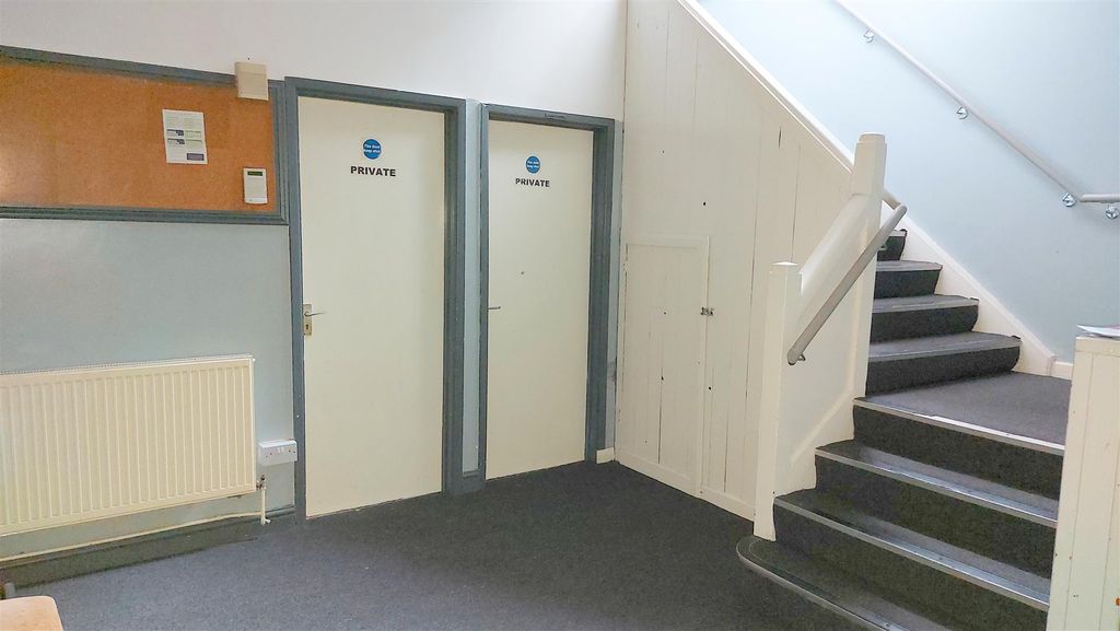 Property photo 3 of 33 Entrance Hall