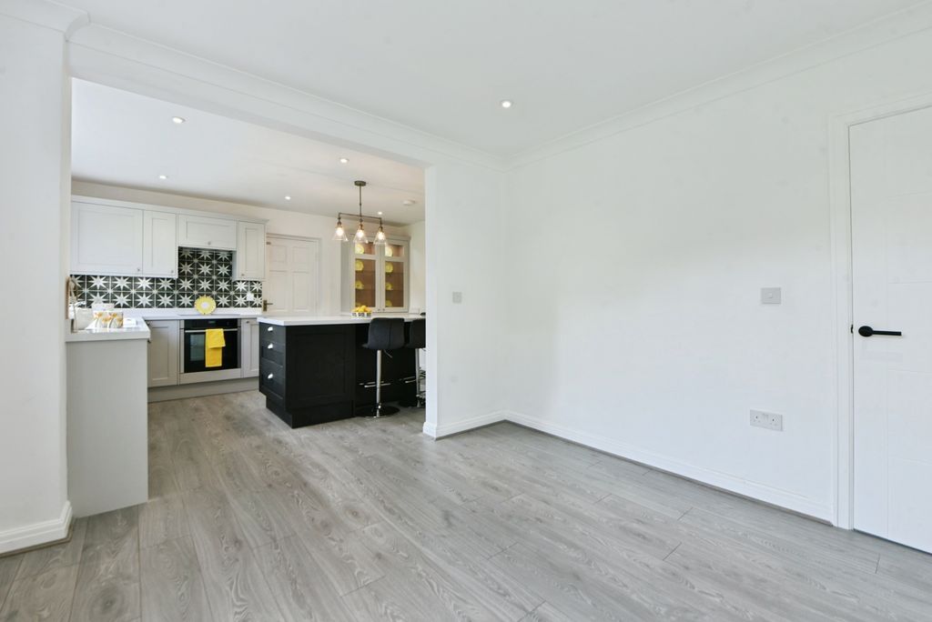Property photo 3 of 19 Dining Room