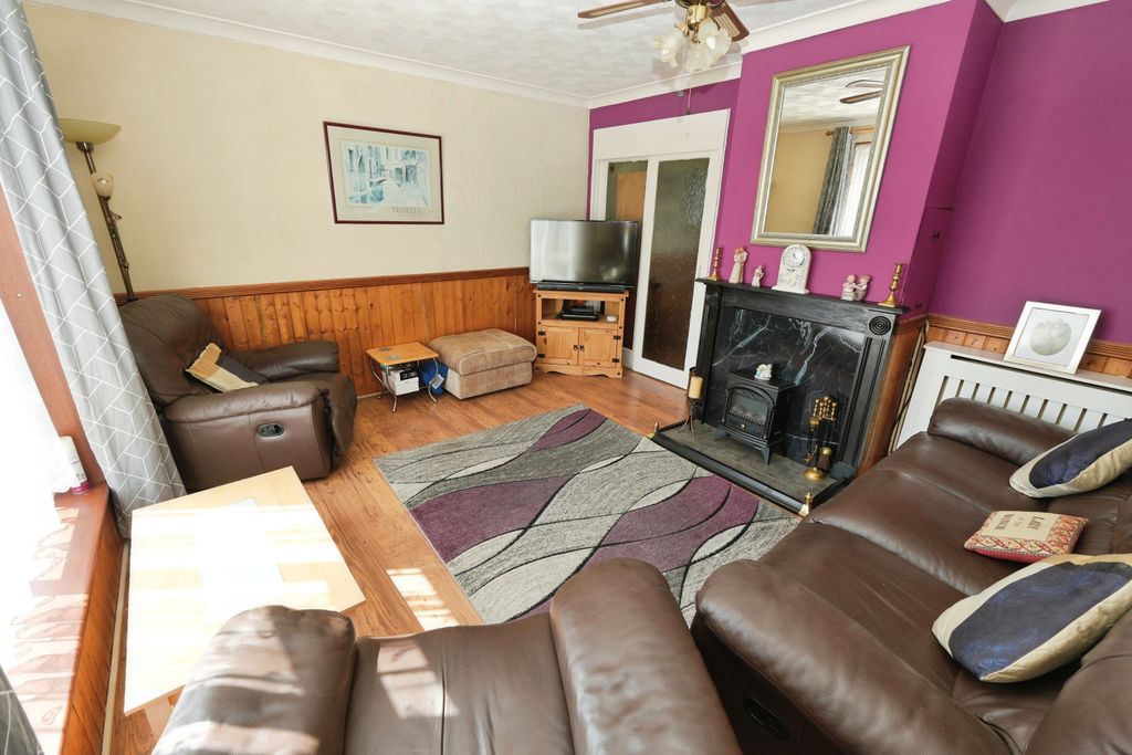 Property photo 2 of 21 Lounge