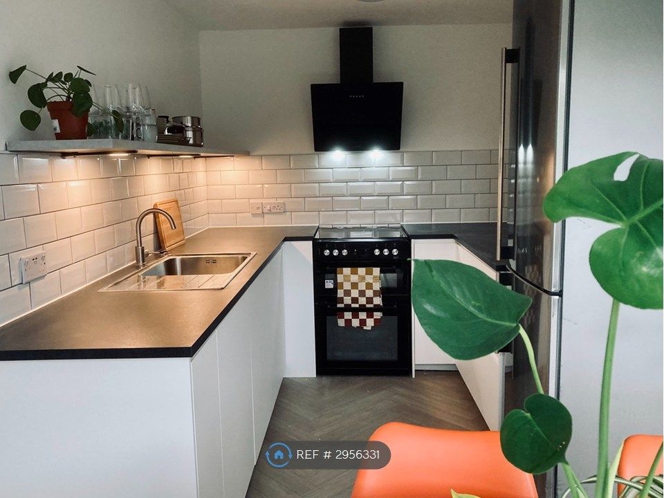 Property photo 3 of 5 Stylish New Kitchen