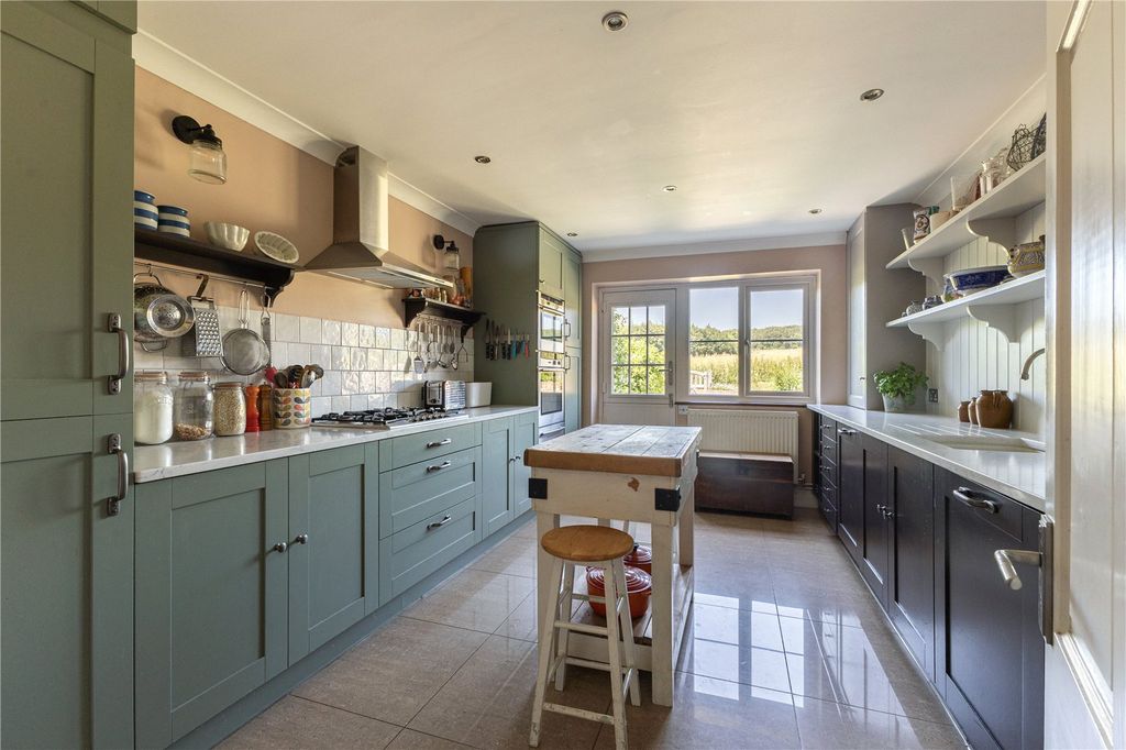 Property photo 3 of 15 Kitchen/Breakfast