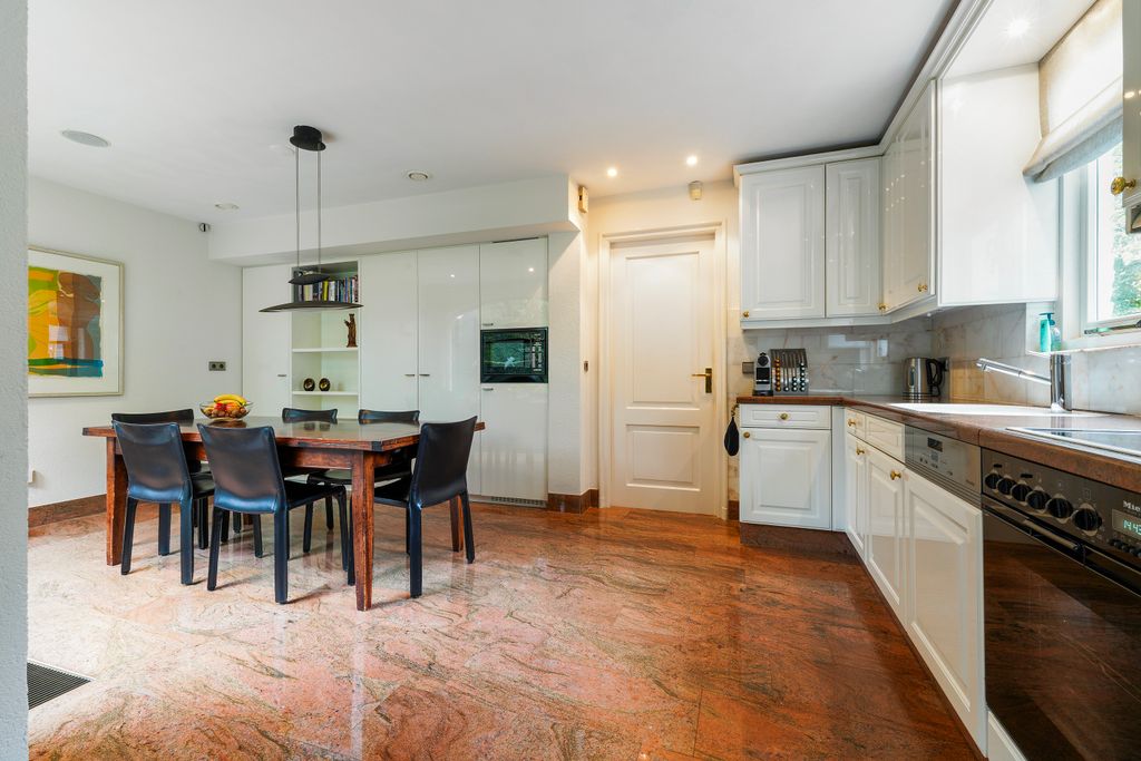 Property photo 3 of 80