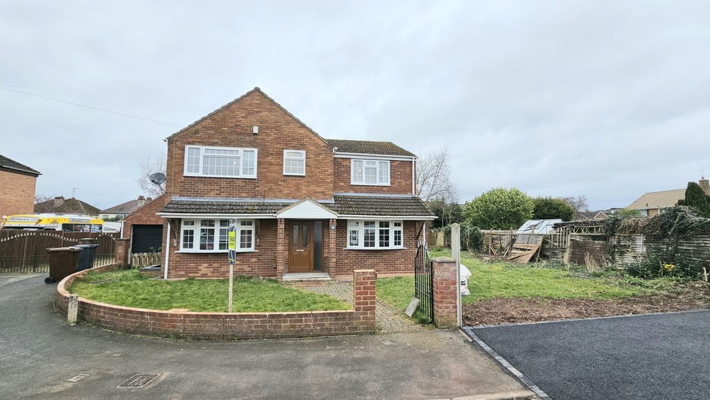 Property photo 1 of 30 Spacious 5-Bedroom Family Home In Mostyn Road, Stourport-On-Severn (Dy13) - For Sale