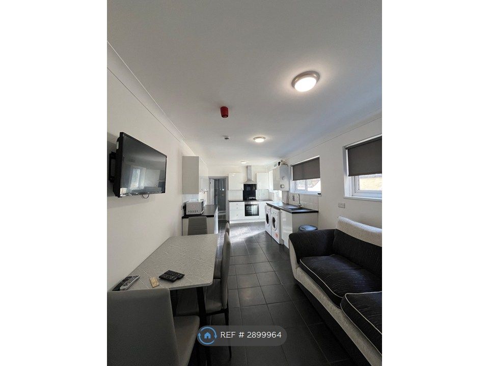 Property photo 2 of 7 Kitchen