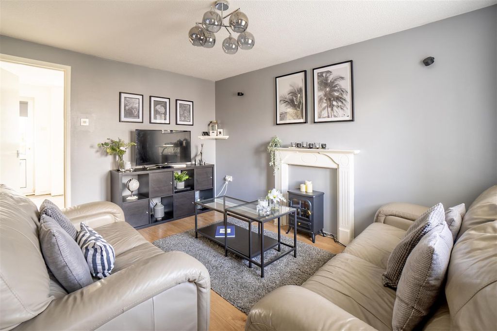 Property photo 1 of 7 Living.Jpg