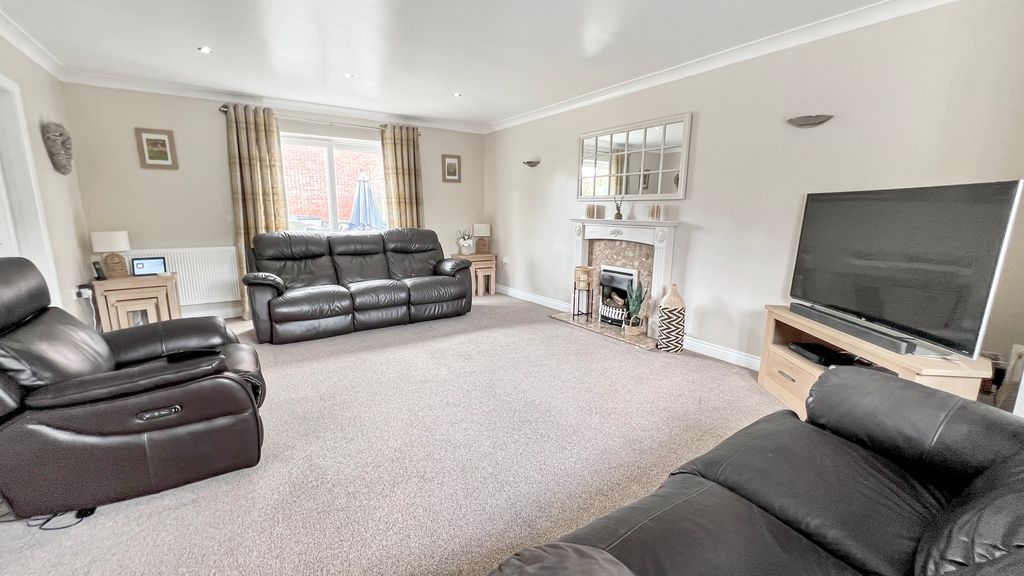 Property photo 3 of 17 Lounge