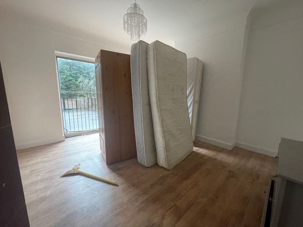 Property photo 3 of 28