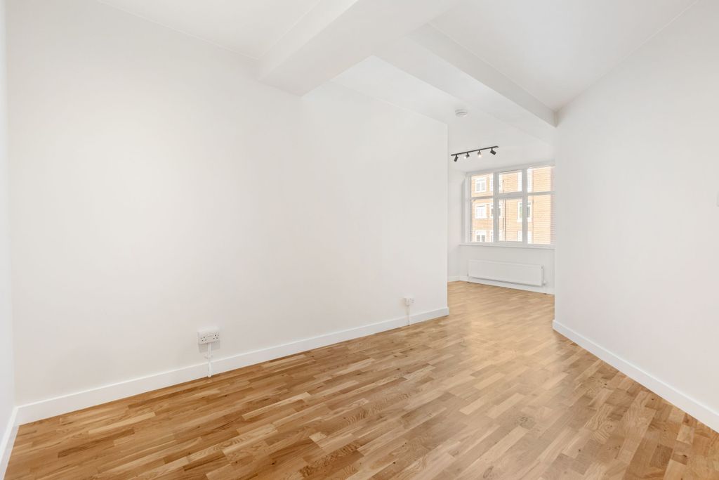 Property photo 3 of 21 Lounge