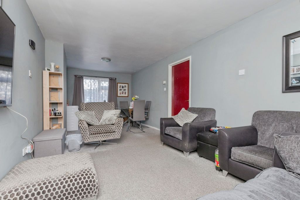 Property photo 2 of 17 Lounge