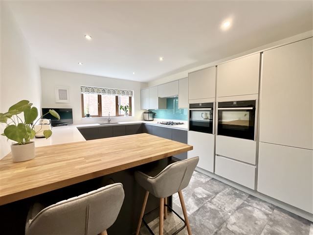 Property photo 3 of 21 Breakfast Kitchen