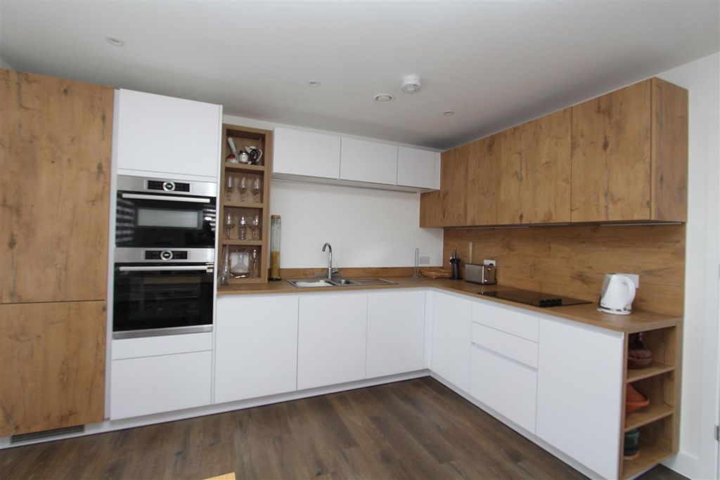 Property photo 3 of 14 Kitchen