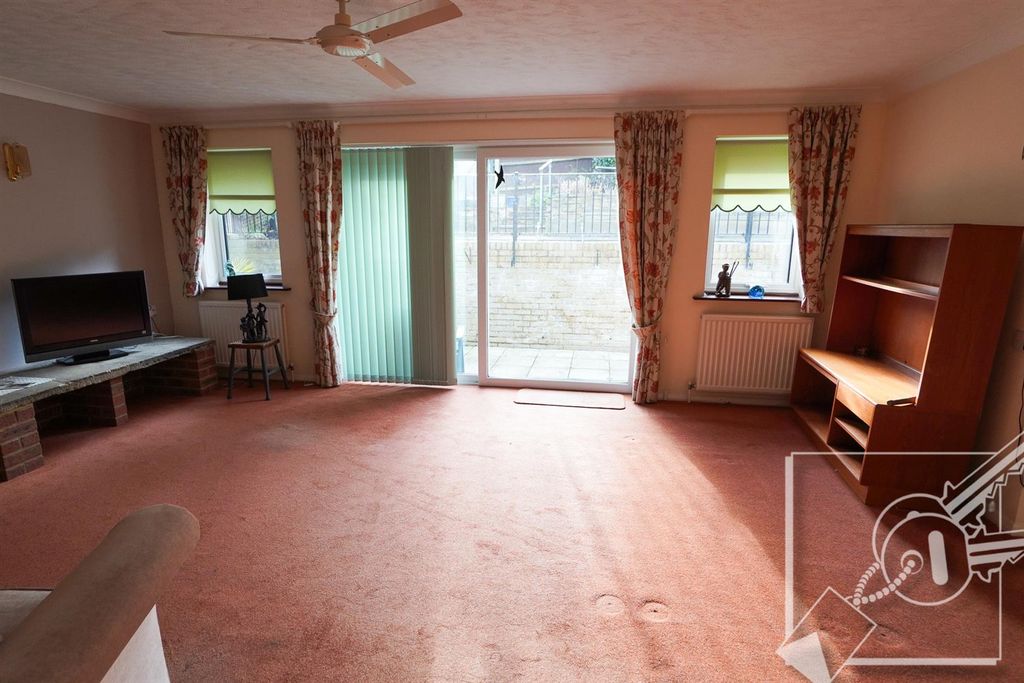 Property photo 3 of 22 Lounge:
