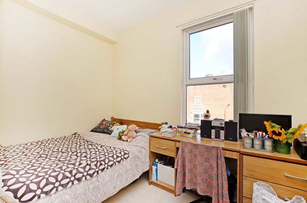 Property photo 2 of 6 A Cozy Double Bedroom Featuring A Comfortable Bed ...