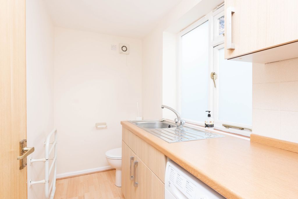 Property photo 2 of 10 Kitchen