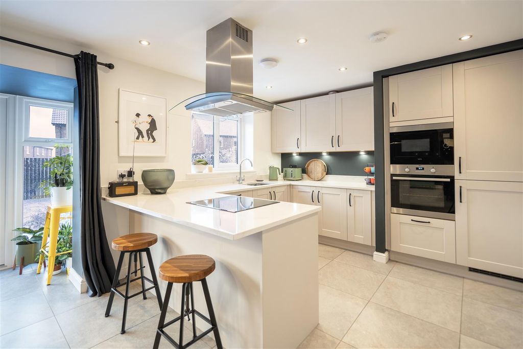 Property photo 3 of 12 Kitchen / Diner