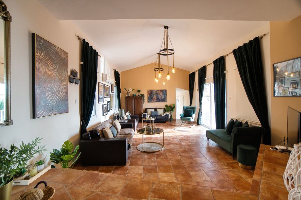 Property photo 1 of 32