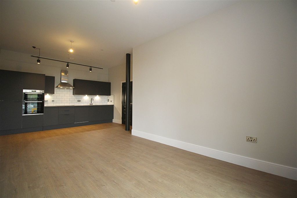 Property photo 2 of 31 Lounge / Kitchen