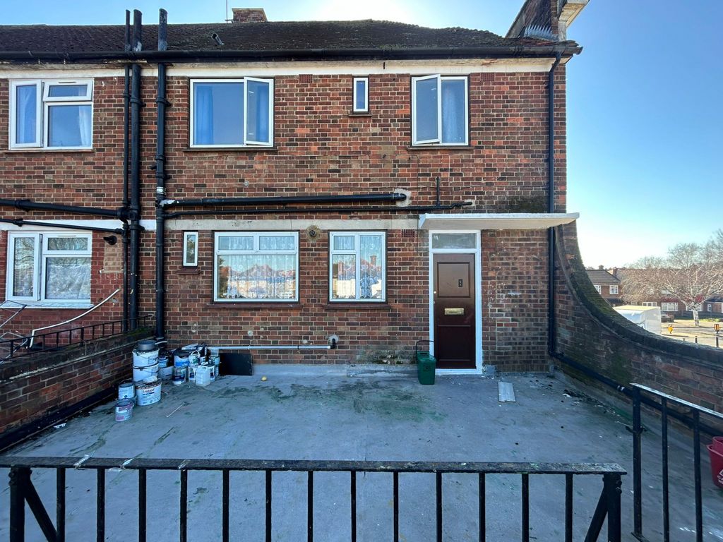 Property photo 1 of 8 4 Bed Flat To Rent Kingshill Avenue, Hayes Ub4