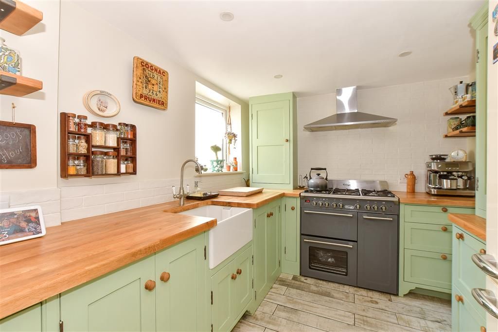 Property photo 3 of 10 Kitchen