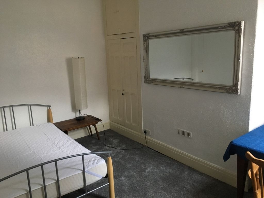 Property photo 1 of 9 A Cozy Double Bedroom Featuring A Comfortable Bed ...