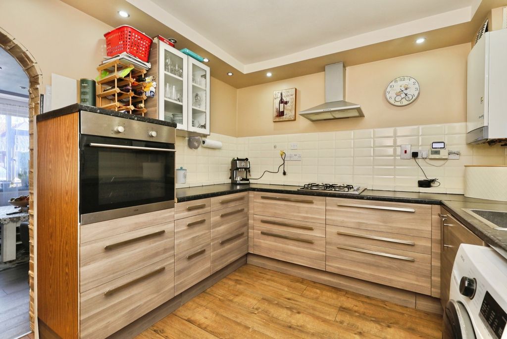 Property photo 3 of 17 Kitchen