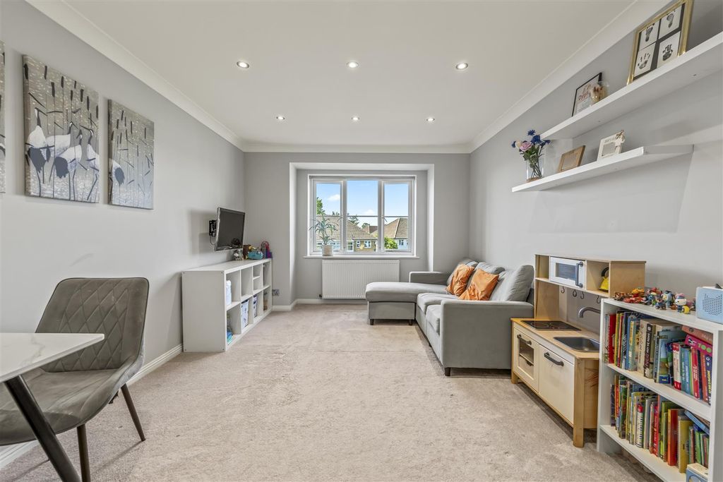 Property photo 3 of 15 15 Richardson House, Malting Way, Tw7 6Sd4.Jpg