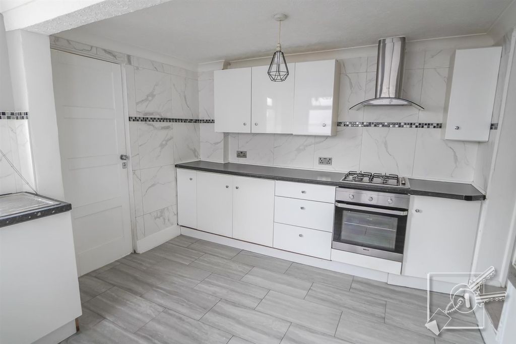 Property photo 3 of 18 Kitchen