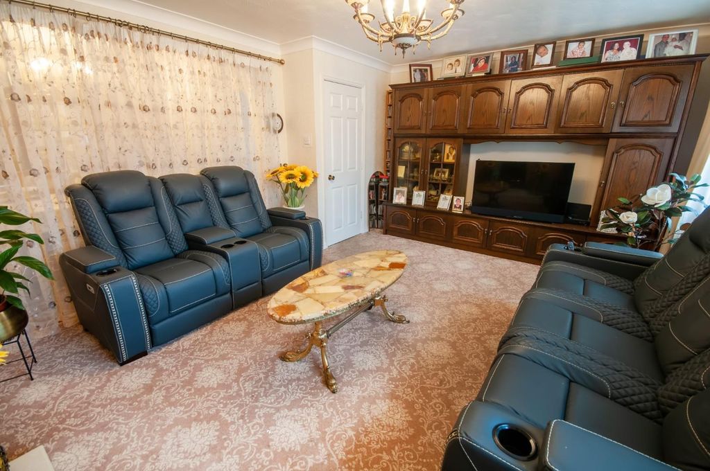 Property photo 3 of 23 Lounge