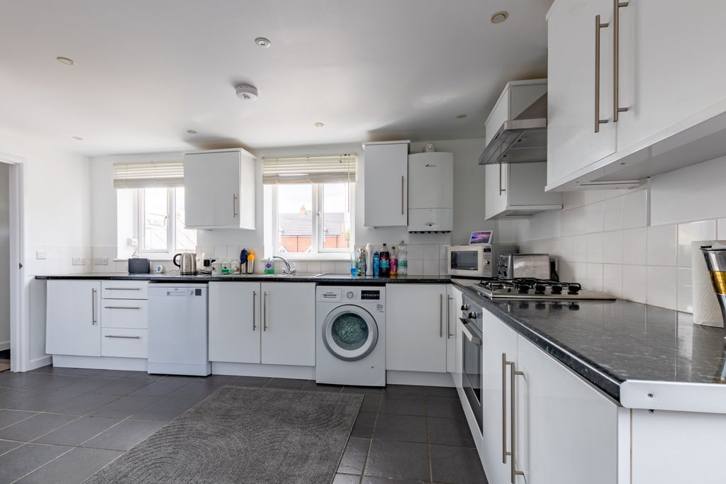 Property photo 3 of 9 Kitchen