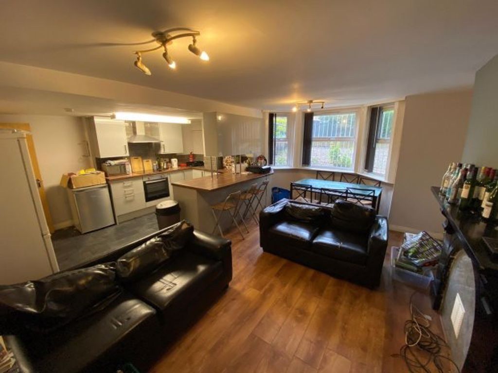 Property photo 2 of 16 Spacious And Modern Open-Plan Living Room Featurin...